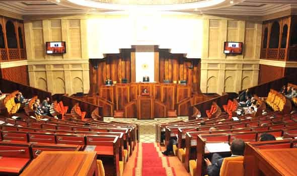 أعضاء المُهمَّة الاستطلاعية يُناقشون