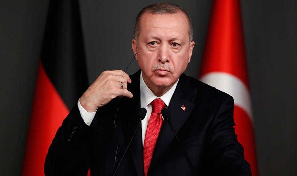 أردوغان يقوم بتعديل قميص رئيس الوزراء العراقي مصطفى الكاظمي