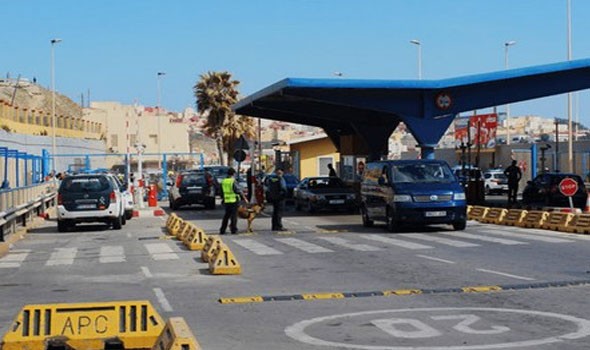 سلطات سبتة تُحدد الأشخاص الذين سيتمكنون قانونيا من عبور باب سبتة بعد إعادة فتحه