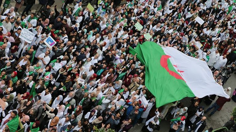 الجزائر: اعتقالات واسعة في وهران وتلمسان لقمع مسيرة الجمعة 106 ضد حكومة تبون