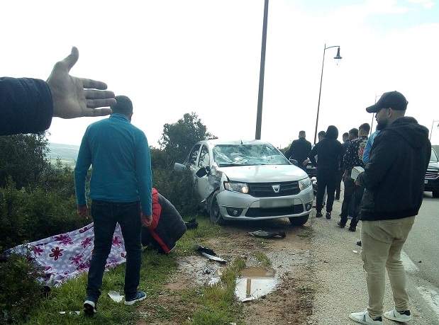 طنجة…حادثة سير خطيرة بعد اصطدام سيارة بدراجة نارية بناحية كاب سبارطيل (صور)