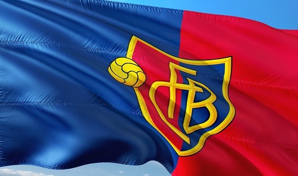 استفتاء برشلونة بمشاركة إبراهيموفيتش ورونالدينيو وإيتو