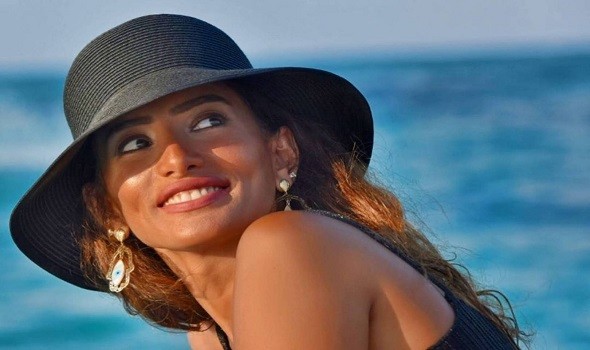 زينة تؤكد أنها تحمل معاناة المرأة العربية على عاتقها