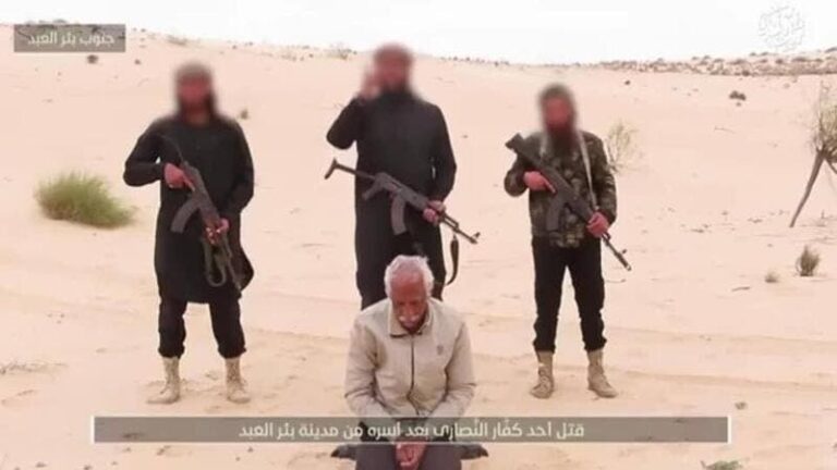 شاهد داعش ولاية سيناء يعدم خادم كنيسة قبطية في سيناء