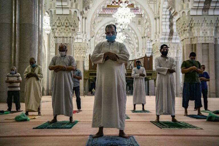 التراويح أوروبياً ..دول أوروبيةتسمح بإقامتها بالمساجد و دول عربية إسلامية تمنعها !؟ (فيديو)