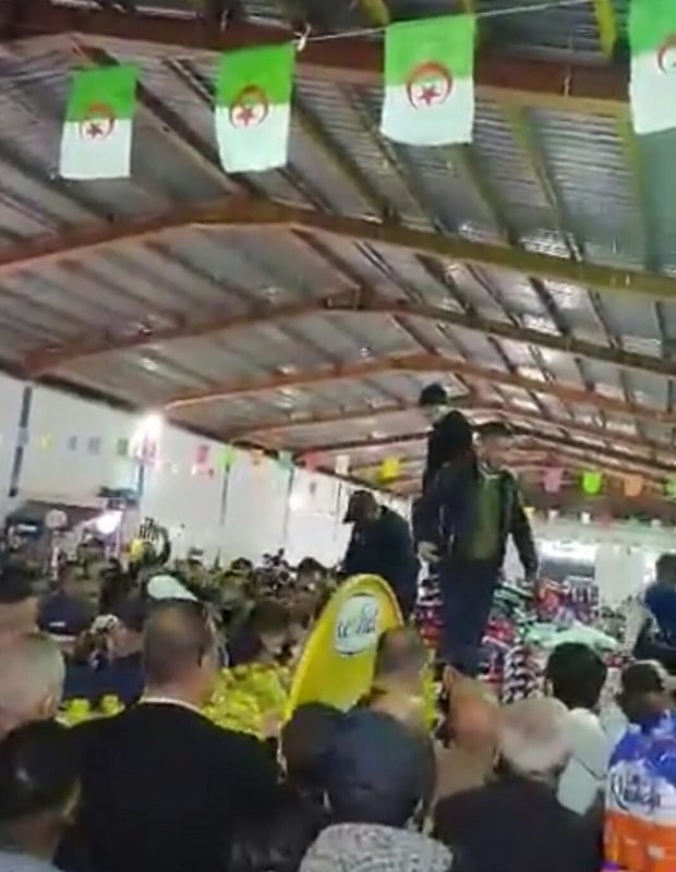 شاهد..الجزائريون بين مطرقة الحليب وسندان الزيت.. تهافت وتدافع من أجل قنينة زيت !!