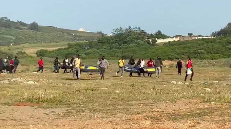 فيديو يوثق هجرة جماعية للأفارقة إنطلاقا من شاطئ أشقار بطنجة..عجز و فشل مشاريع الوزارة الوصية عن…