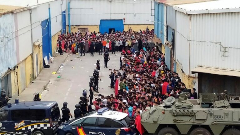 شاهد..الجيش الإسباني تعيد إلى المغرب 1500 مهاجر من أصل ستة آلاف مهاجر دخلوا جيب سبتة المحتل