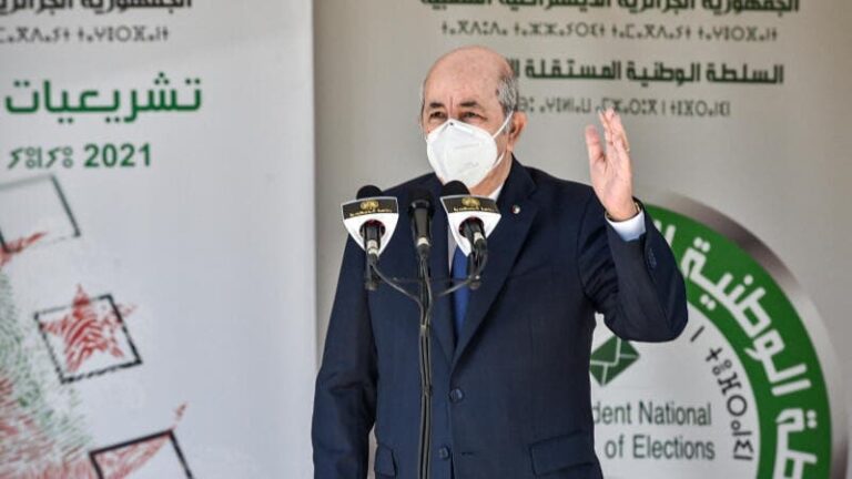 اغلاق صناديق الاقتراع في الجزائر بعد مشاركة باهتة في أول اقتراع من نوعه منذ استقالة عبد العزيز…