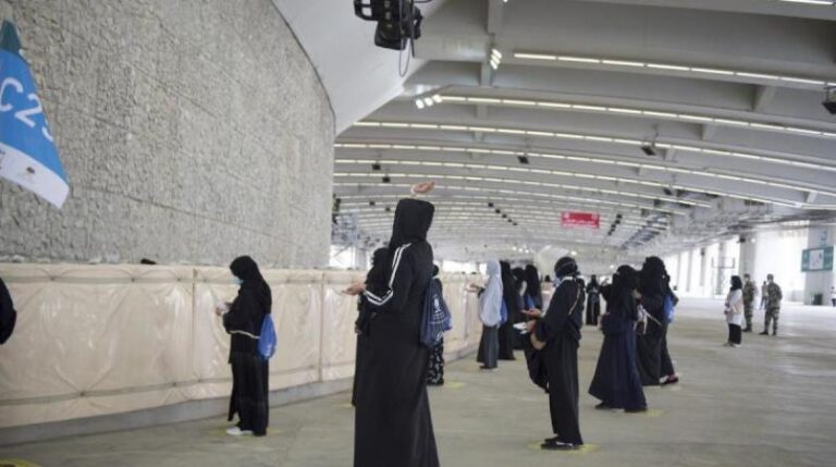 السعودية: السماح للمرأة بالتسجيل للحج دون محرم