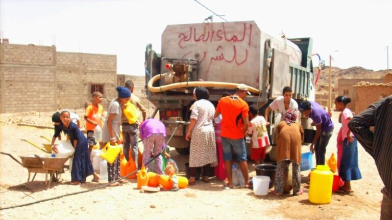 سكان زاكورة يعانون “أزمة عطش”..الحصول على شربة ماء يتحوّل إلى مسلسل عذاب!؟