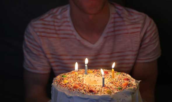 الفنان المغربي رشيد الوالي يعايد شقيقه هشام في ذكرى ميلاده