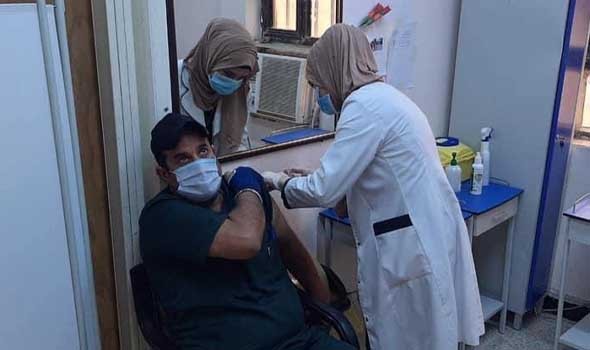 الفنان زكرياء الغافولي يتلقى جرعة من لقاح “جونسون”