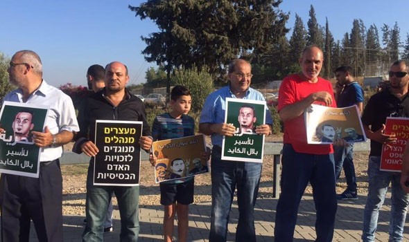 وقفة احتجاجية لأهالي ضحايا انفجار مرفأ بيروت وعويدات يؤكد أنه ليس مع استدعاء دياب للتحقيق