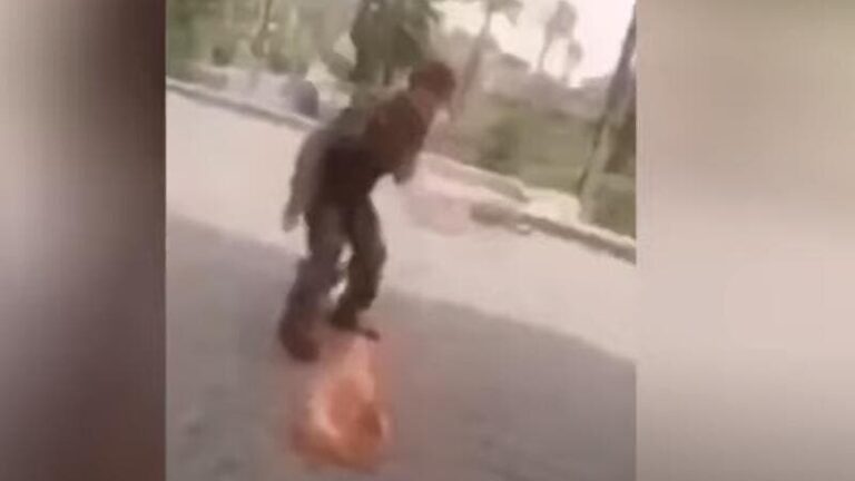 “فيديو”.. جندي عراقي يحاول حرق نفسه في ساحة التحرير ببغداد