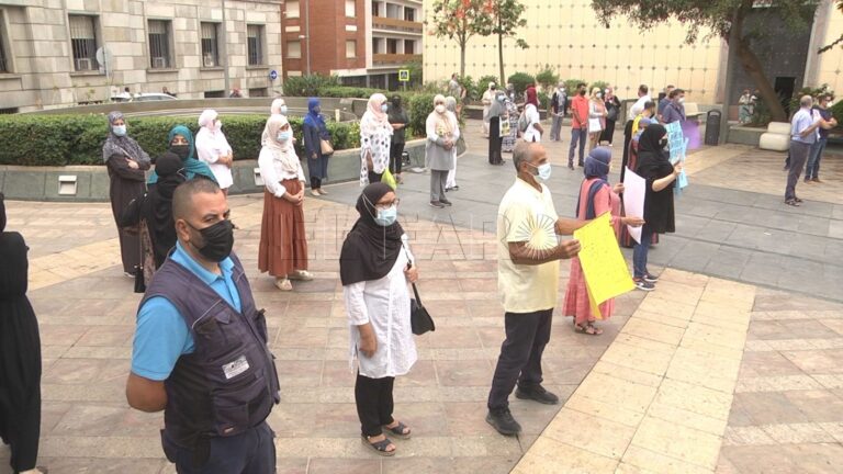 بعد سنتين من الانتظار.. احتجاج المغاربة العالقين في جيب سبة المحتل أمام مقر وفد الحكومة الإسبانية