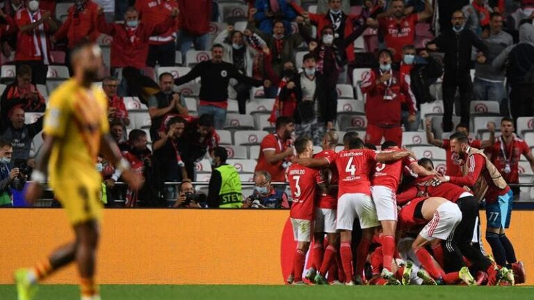 بنفيكا يعمّق جراح برشلونة ويلحق به الخسارة الثانية على التوالي في دوري أبطال أوروبا (فيديو)