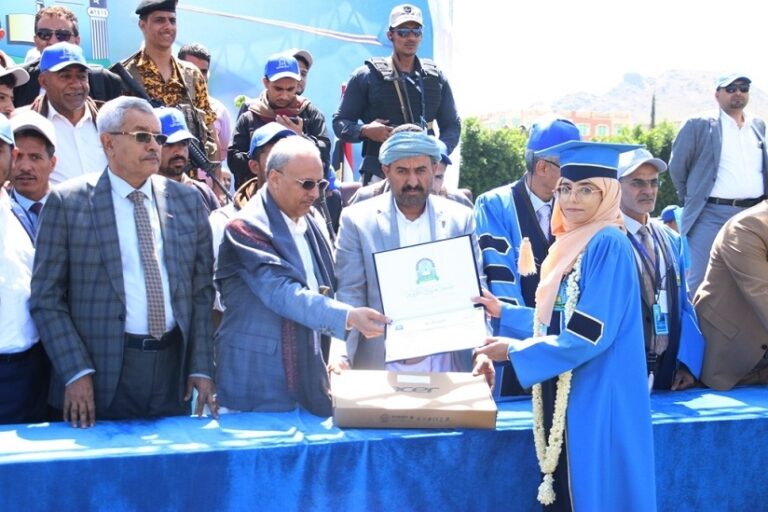 جامعة العلوم والتكنولوجيا تحتفي بتخريج المئات من طلبتها