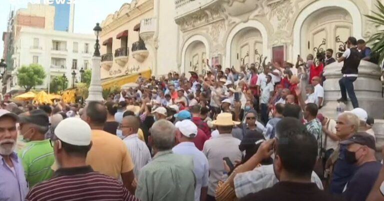 متظاهرون مناهضة لقرارات الرئيس قيس سعيد وسط العاصمة