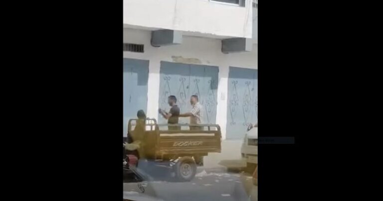 شاهد .. رصد انتهاكات لمرشح بلائحة حزب كبير بدائرة المحيط بالعاصمة يشتري اصوات المواطنين مستغل فقر…