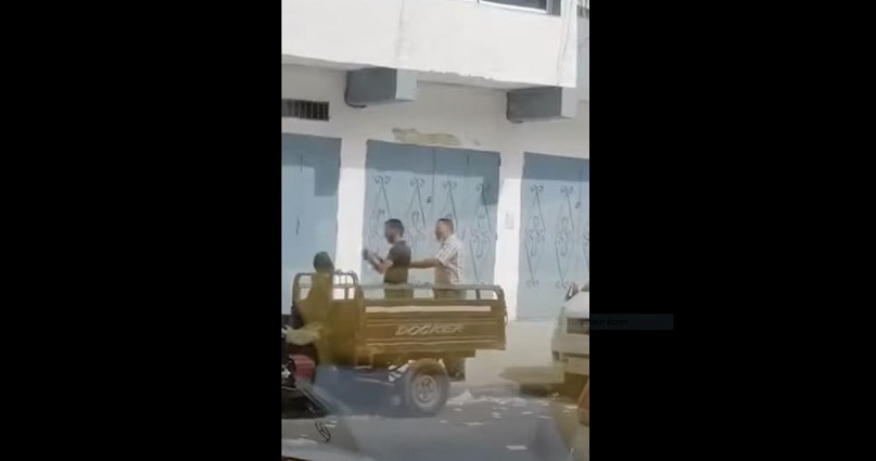 شاهد .. رصد انتهاكات لمرشح بلائحة حزب كبير بدائرة المحيط بالعاصمة يشتري اصوات المواطنين مستغل فقر...