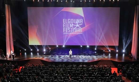 المخرج المغربي هشام العسري يظهر حافي القدمين في مهرجان “الجونة”