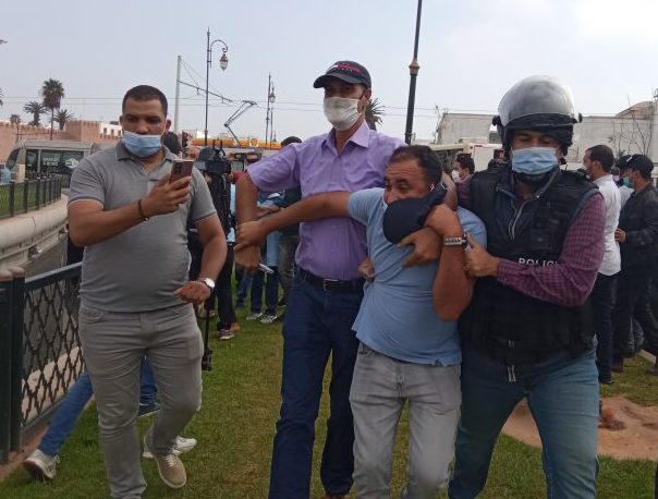 لليوم الثاني.. الأمن يفض بالقوة وقفة للمعلمين المتعاقدين يتظاهرون في الرباط رفضًا للتعاقد