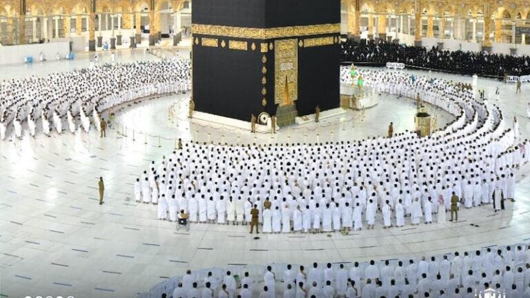 رئاسة الحرمين تنشر فيديو لأول مرة منذ تفشي كورونا الصلاة في المسجد الحرام بدون تباعد جسدي