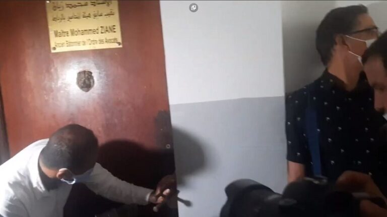 بالفيديو.. القوة العمومية تفرغ مكتب النقيب زيان بناء على حكم قضائي صادر منذ عشر سنوات