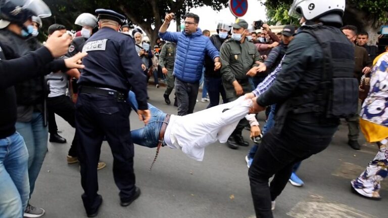 المرصد الأورومتوسطي: الحكومة الجديدة تستهل ولايتها بقمع حراك للمعلمين المتعاقدين