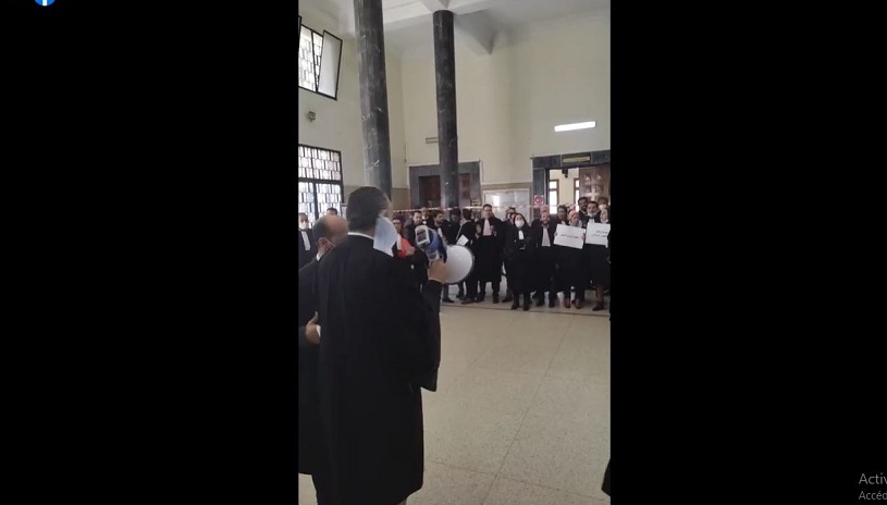 وقفة احتجاجيّة للمحامين في المحكمة الابتدائبة بالرباط للمطالبة بتحسين ظروف عملهم