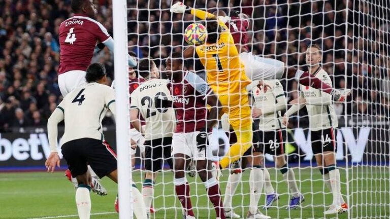 وست هام يلحق بليفربول خسارته الأولى في الدوري الإنجليزي ويصعد للمركز الثالث