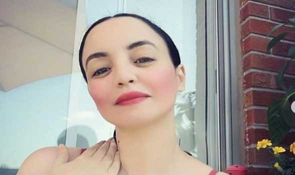 الفنانة سناء عكرود تحذر المسافرين المتوجهين إلى كندا بحمل جواز التلقيح