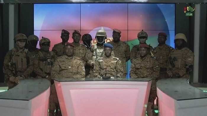 مجموعة انقلابية في بوركينا فاسو تعلن عزل الرئيس وتعليق العمل بالدستور وتغلق حدود البلاد