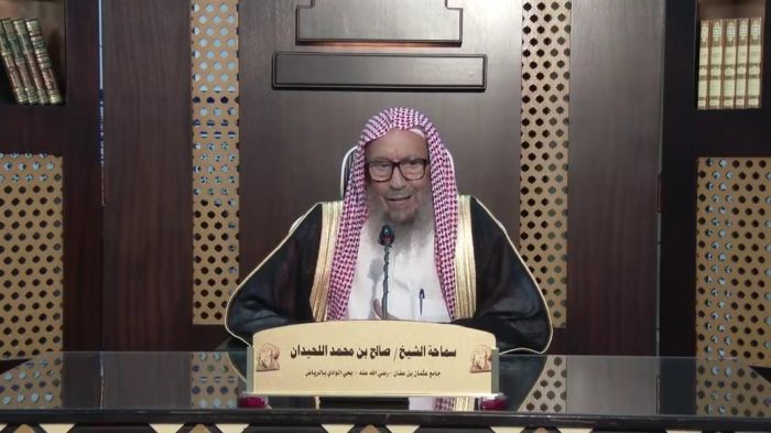 بالفيديو .. جموع غفيرة تؤدي الجنازة على الشيخ صالح اللحيدان