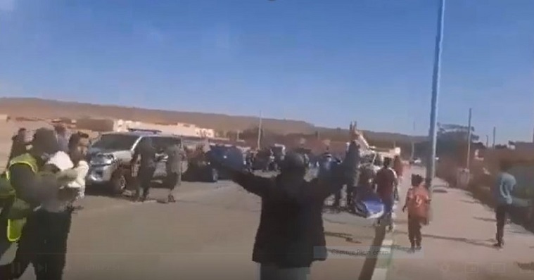 شاهد.. عاطلون يستقبلون بالزاك موكب “الوالي المكلف بالمبادرة الوطنية للتنمية البشرية” بلافتات تجلد…
