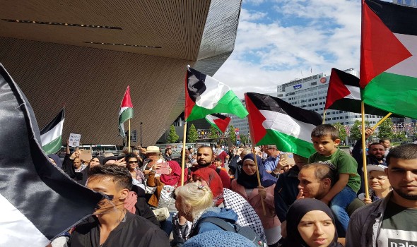 الفلسطينيون يطالبون