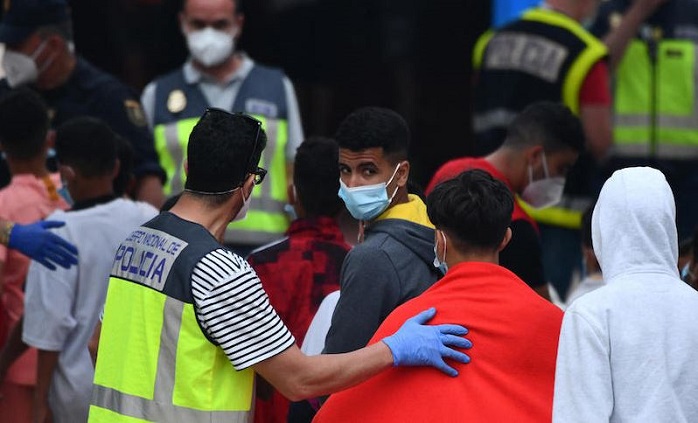 محكمة إسبانية توقف حكم ترحيل مهاجرين قاصرين من جيب سبتة المحتلة إلى المغرب