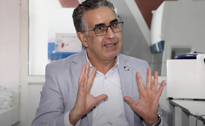 مسؤول طبي مغربي: يسخر من المغاربة بعد تخوفهم من التطعيم ضد بكورونا ويحرض الدولة بإنهاء مجانية…