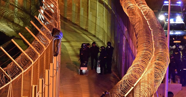 على إثر محاولات الاقتحام: مليلية المحتلة تعد خطة لصد المهاجرين القادمين من المغرب