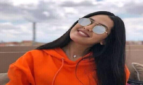 الفنانة المغربية منال بنشليخة تُؤكد تضامنها مع النساء ضحايا العنف