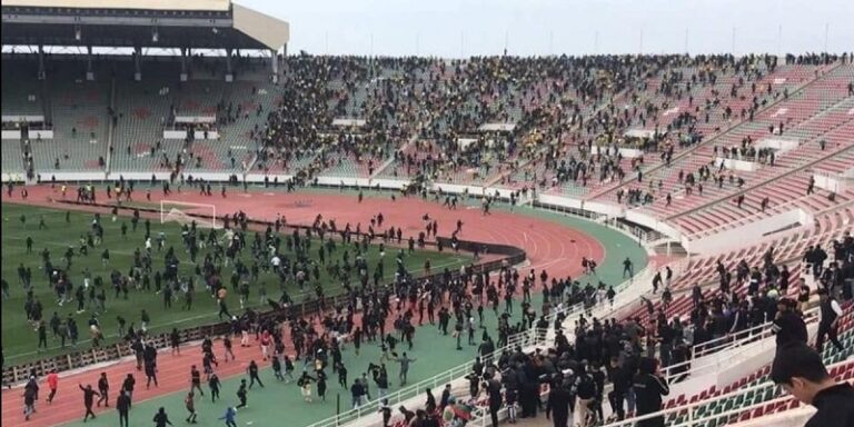 شاهد اشتباكات مع الأمن .. أعمال شغب خطيرة عقب مباراة الجيش الملكي و المغرب الفاسي