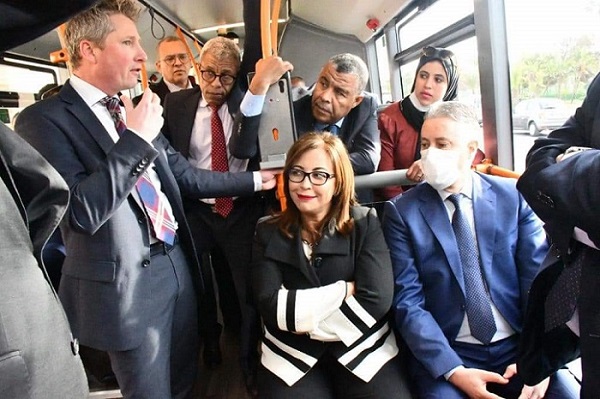 عمدة الرباط العاصمة تُطلق عملية تجريبية لاختبار حافلة كهربائية