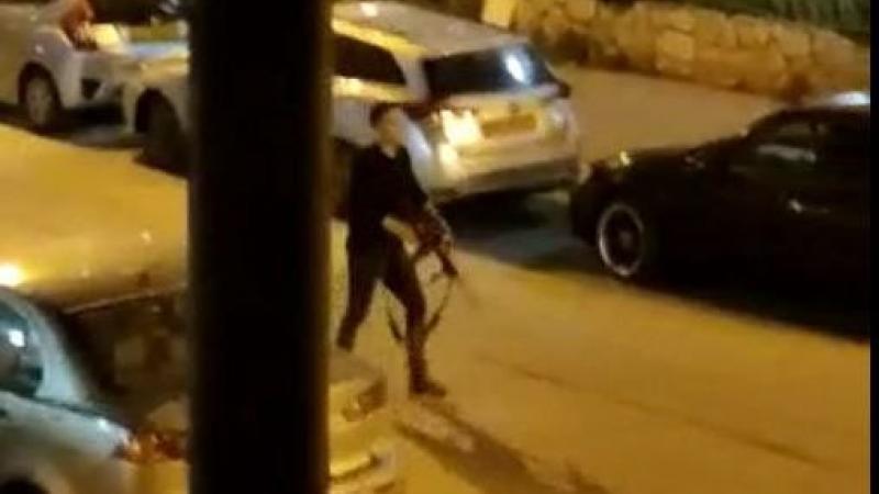شاهد بالفيديو والصور..لحظة إطلاقه النار على المستوطنين بينهم شرطي في عملية إطلاق نار شرقي