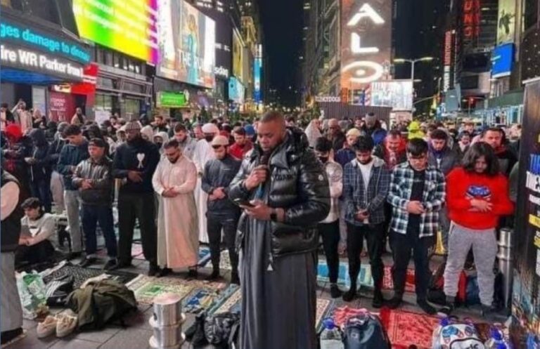 إقامة صلاة التراويح بميدان “تايمز سكوير” في مدينة نيويورك لأو ل مرة فى تاريخ الولايات المتحدة…