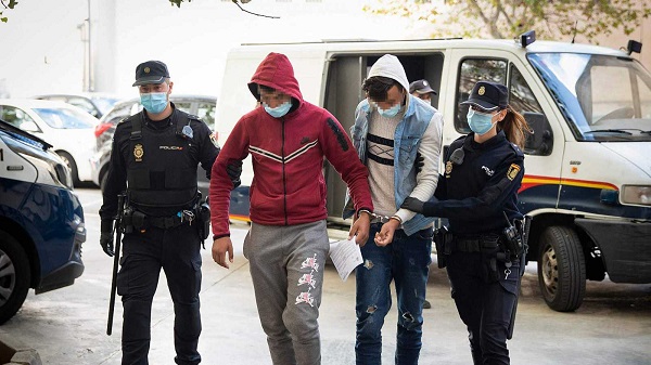 مغاربة فروا من طائرة بمطار مايوركا الإسباني يواجهون تهم ثقيلة في إسبانيا لهذا السبب