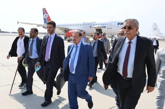 رئيس وأعضاء الحكومة اليمنية يصلون الى صنعاء..إبن سلمان دفع هادي للتنحي وهو حالياً تحت الإقامة...