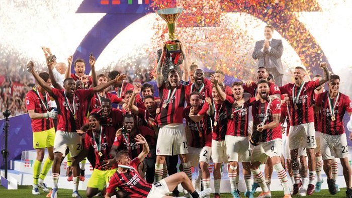 ميلان يسحق ساسوولو ويفوز بلقب الدوري الإيطالي بعد 11 عاماً