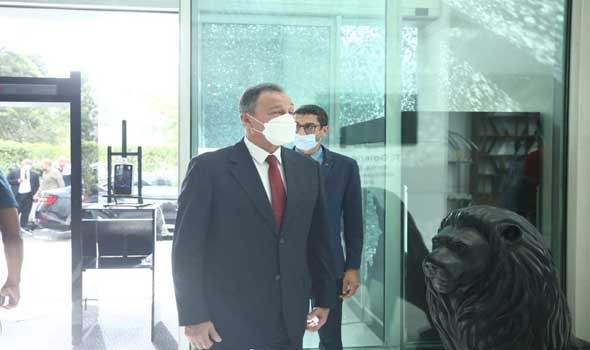 الخطيب يُهدي درع وعلم الأهلي لرئيس مقاطعة عين السبع في المغرب