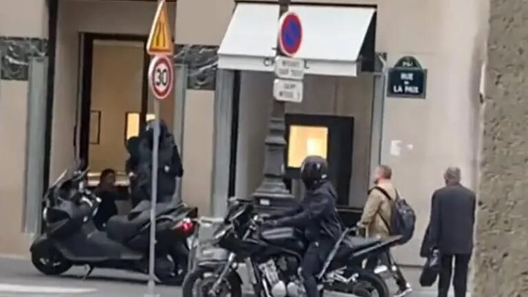 شاهد سطو مسلح على محل مجوهرات “شانيل” بباريس